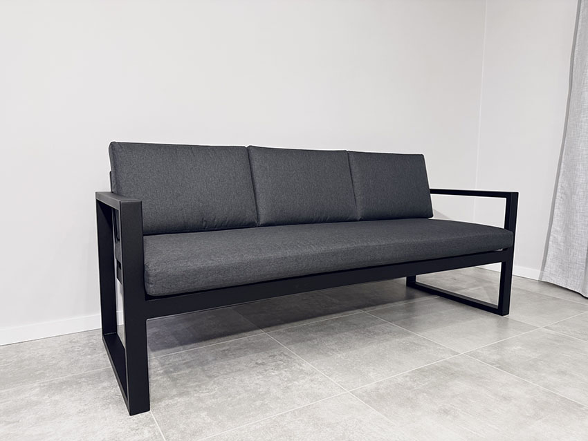 Трёхместный диван.