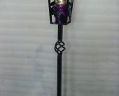 Кованые подсвечники на кладбище