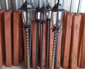 Кованые подсвечники на кладбище