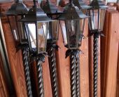 Кованые подсвечники на кладбище